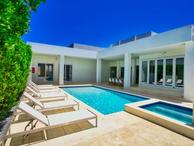 Modern, Luxurious Villa w/Heated Jacuzzi! *close to beaches*