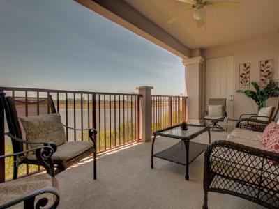 Penthouse Condo w/ Spectacular Lake View!