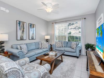 Beautiful newly updated 3BD/2BA lake view condo just minutes from Disney!